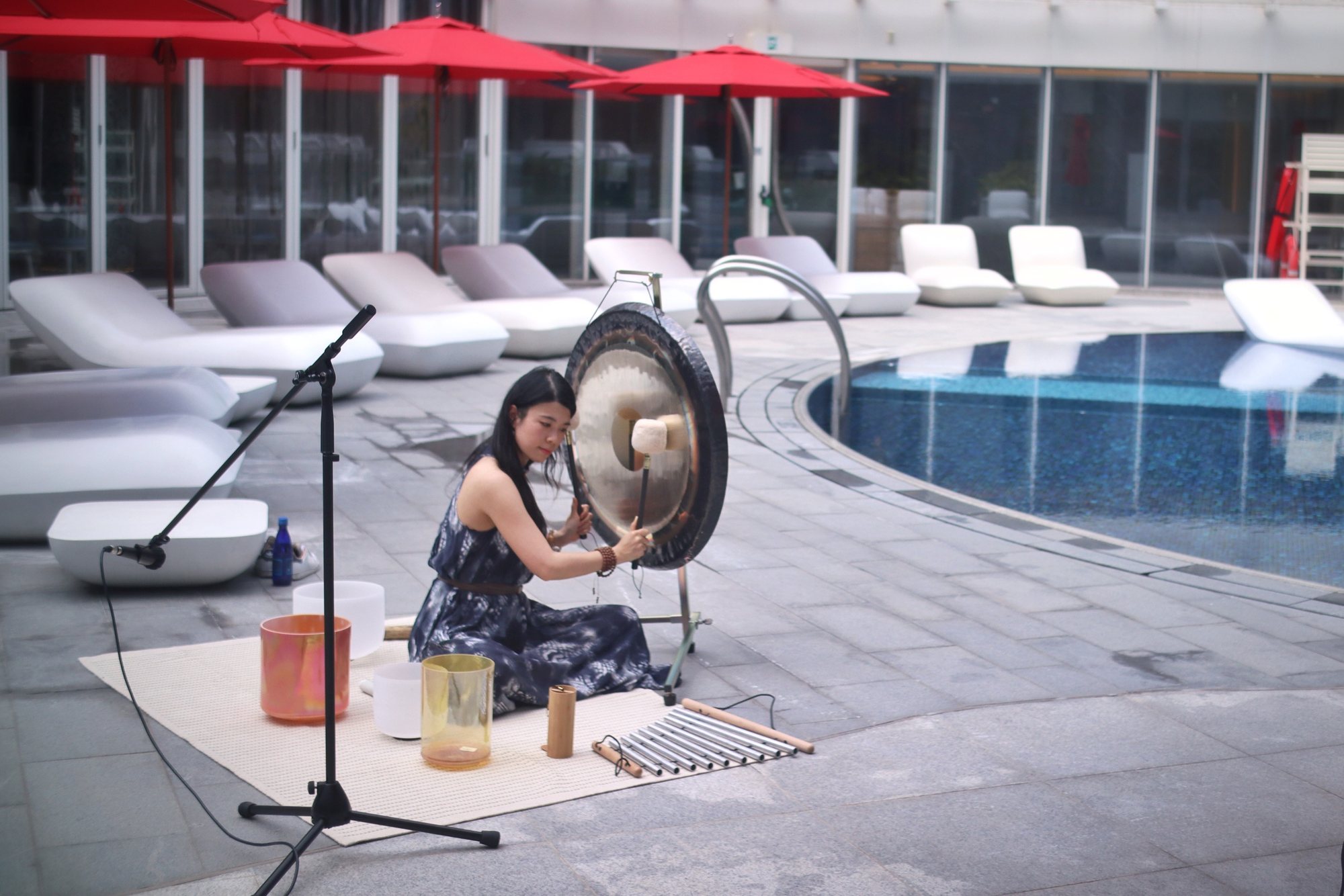 Helen playing the gong poolside at Regala Skycity